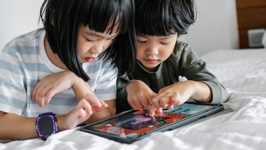 Kontrol Kebiasaan Anak Bermain Gadget Tanpa Harus Ngedumel