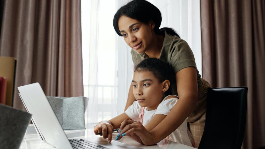 Fakta Mengejutkan! Waktu Terbaik Ajarkan Literasi Digital ke Anak Ternyata Bukan Saat SD