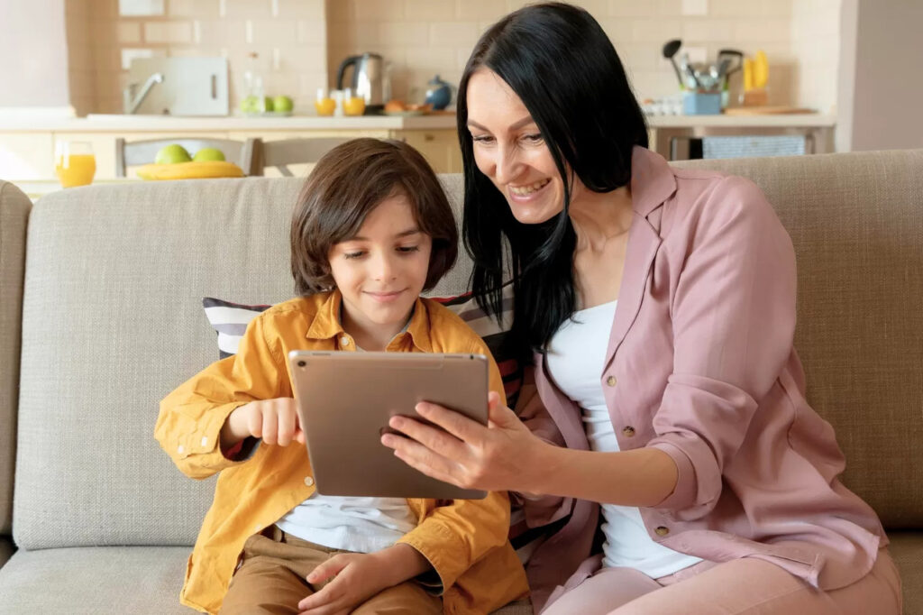 Fakta Mengejutkan! Waktu Terbaik Ajarkan Literasi Digital ke Anak Ternyata Bukan Saat SD