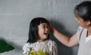 Bukan Dimanja! Rahasia Parenting Keras Tapi Efektif dari Suku Maya hingga Hadzabe