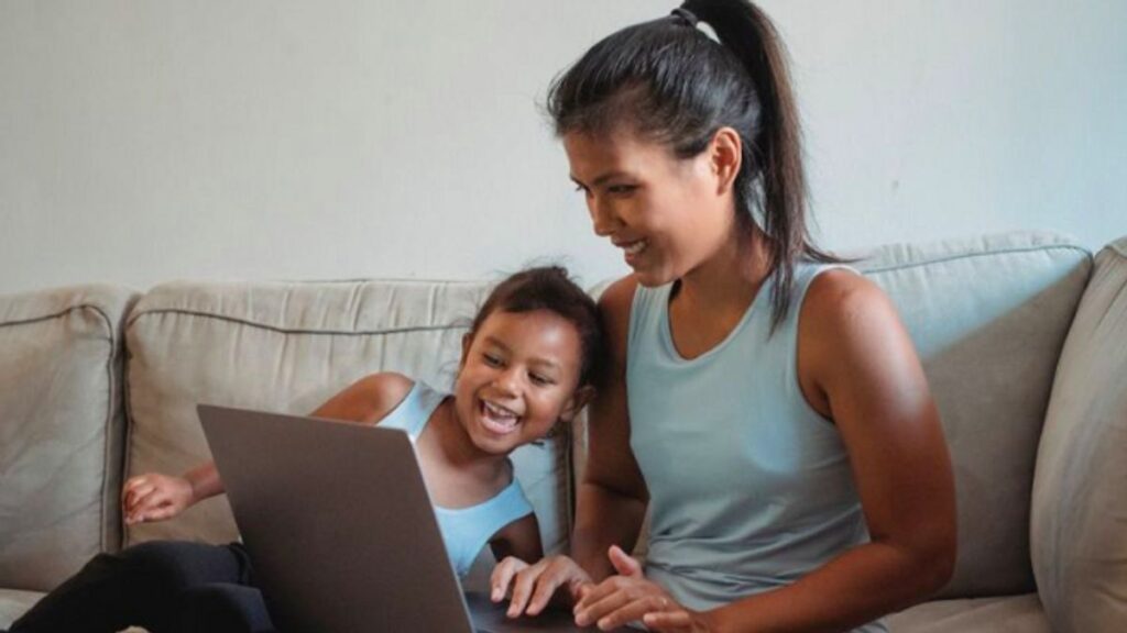 Media Sosial Diam Diam Picu Kegelisahan Orangtua Soal Parenting