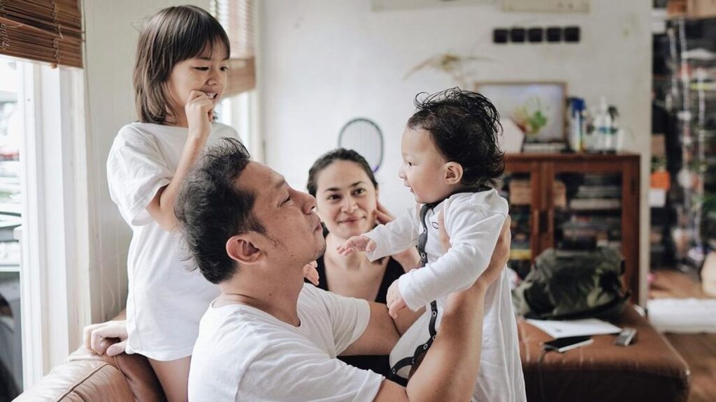 Gaya Parenting Ringgo Agus Rahman Bikin Heboh, Akui ‘Terjebak’ di Jiwa Anak Kecil