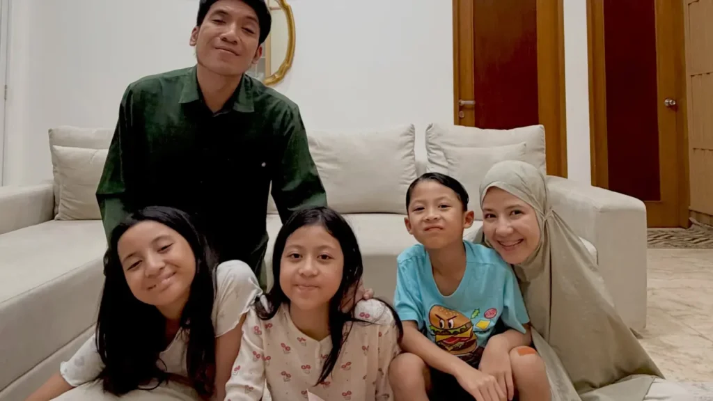 Jarang Terlihat, Obrolan Desta dan Miskha Ini Buktikan Pentingnya Komunikasi dalam Keluarga
