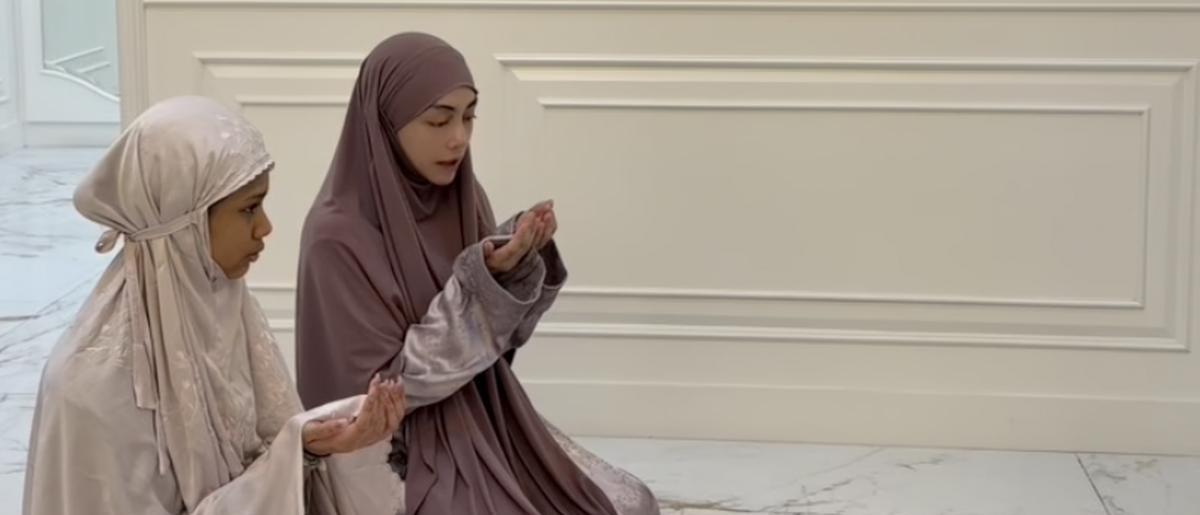 Celine Evangelista Panen Pujian Setelah Ajari Anaknya Wudhu dan Salat