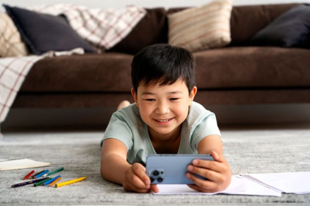 Anak Sering Mengigau dan Gelisah? Waspadai Dampak Kecanduan Gadget Sejak Dini