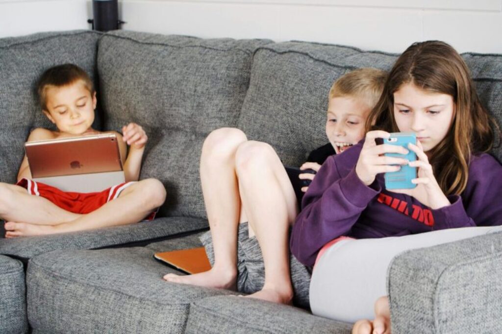 Anak Sering Mengigau dan Gelisah? Waspadai Dampak Kecanduan Gadget Sejak Dini