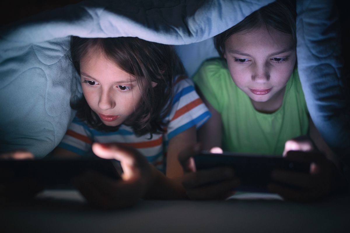Anak Sering Mengigau dan Gelisah? Waspadai Dampak Kecanduan Gadget Sejak Dini